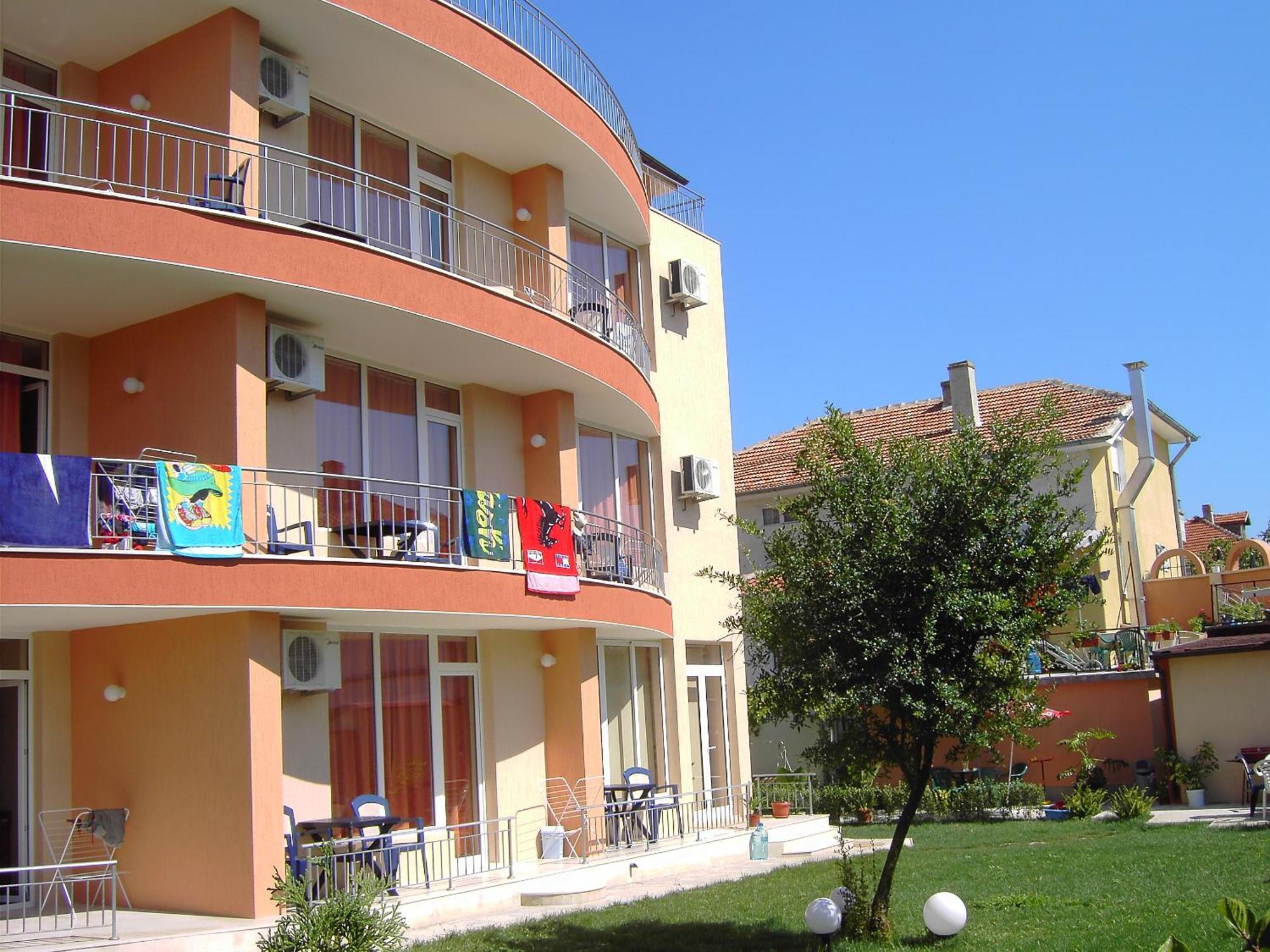 Family Hotel Deja Vu Равда Экстерьер фото